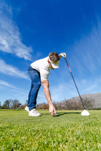 Golfer planning his shot to the pin — Stock Photo, Image