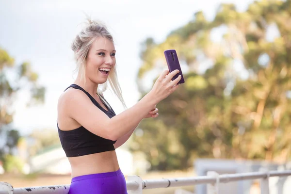 Modèle de fitness prendre un selfie — Photo