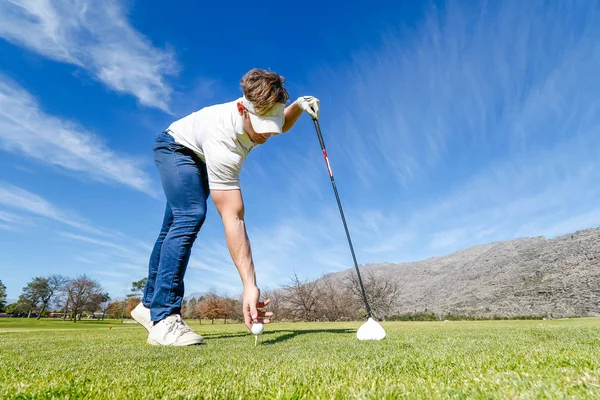 Golfer zijn schot op de stift van plan — Stockfoto