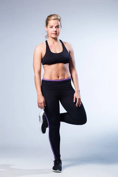 Hermoso modelo de fitness femenino — Foto de Stock