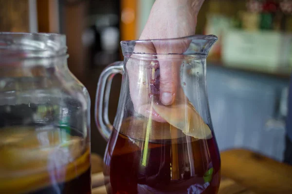 紅茶きのこ茶を作る方法をステップバイ ステップで — ストック写真