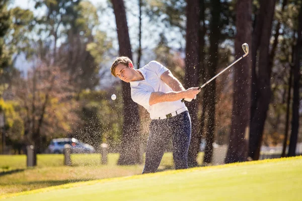 Onun vuruş için PIN planlama golfçü — Stok fotoğraf