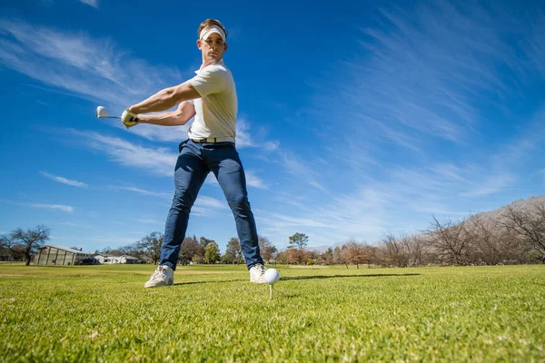 Golfer plant seinen Schlag auf die Pin — Stockfoto