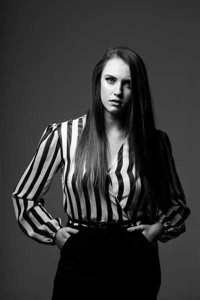 Modelo de cabelo de gengibre feminino em estúdio — Fotografia de Stock