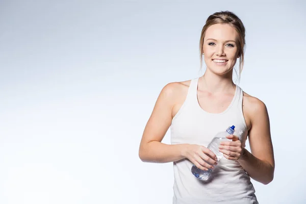 Fitnessmodel mit Wasserflasche — Stockfoto