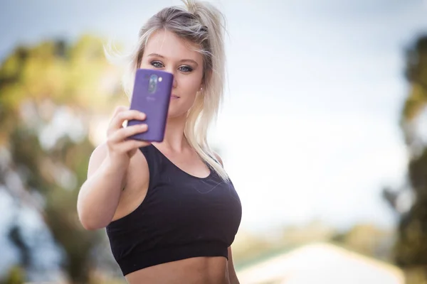 Fitness model nemen van een selfie — Stockfoto