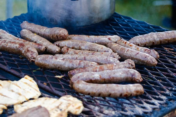 Salsichas de cozinha e carne — Fotografia de Stock