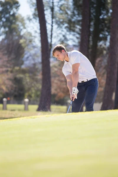 Golfista planowania jego strzał do pin — Zdjęcie stockowe