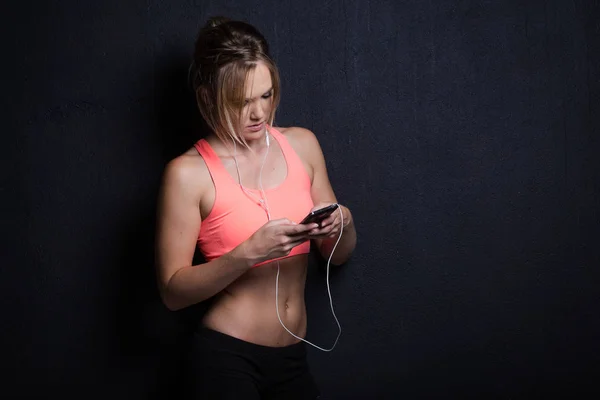 Modelo de fitness usando smartphone — Fotografia de Stock