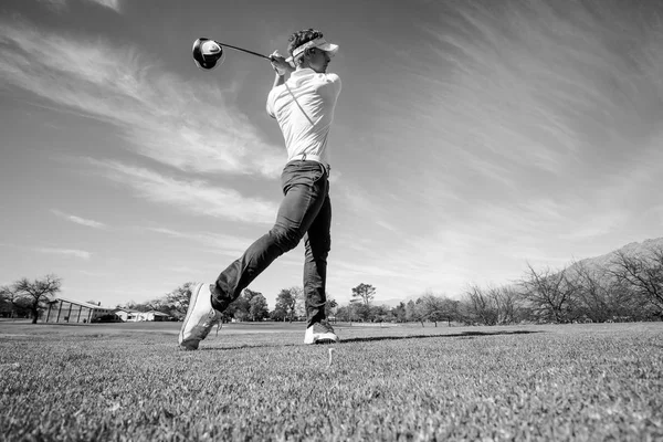 ゴルファーのピンに彼のショットを計画 — ストック写真
