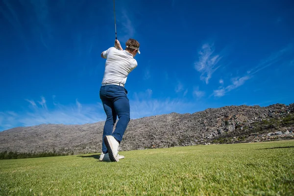 Onun vuruş için PIN planlama golfçü — Stok fotoğraf