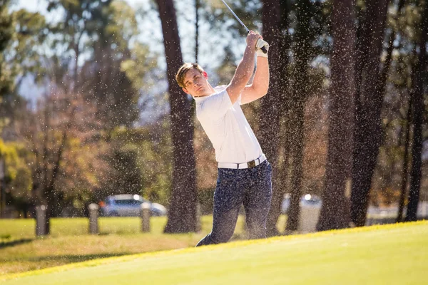 Golfista planejando seu tiro para o alfinete — Fotografia de Stock