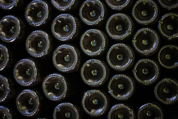 Imagem de ângulo largo de uma pilha de garrafas de vinho — Fotografia de Stock