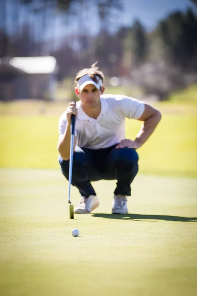 Golfista planejando seu tiro para o alfinete — Fotografia de Stock