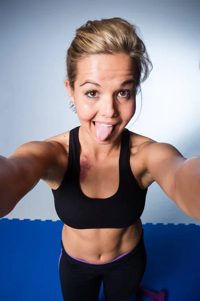 Fitness model nemen selfie — Stockfoto