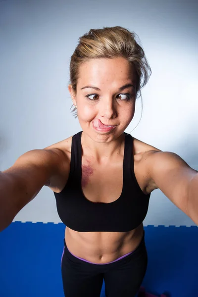 Modelo de fitness tomando selfie — Fotografia de Stock