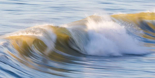 Волны в океане, захваченные медленным затвором — стоковое фото