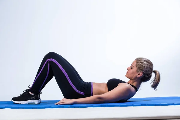 Modelo de fitness femenino haciendo ejercicio —  Fotos de Stock