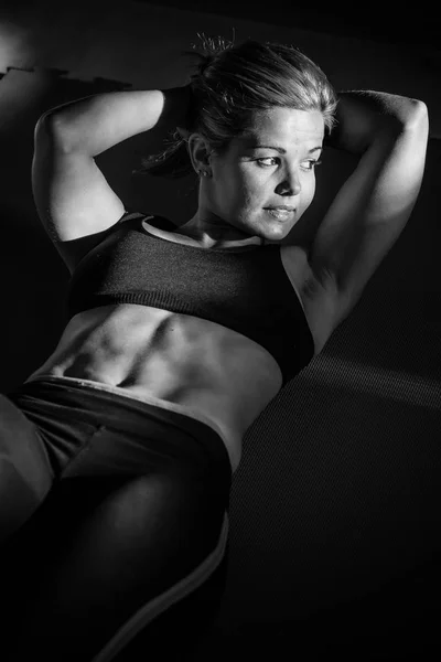 Uitoefening van vrouwelijke fitness model — Stockfoto