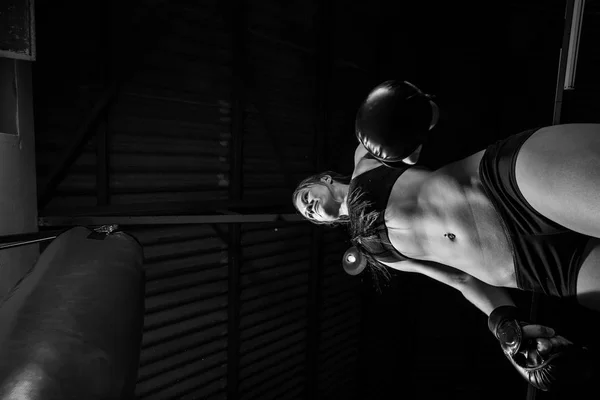 Boxeadora hembra golpeando un saco de boxeo — Foto de Stock