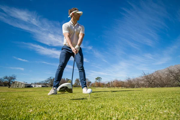 Onun vuruş için PIN planlama golfçü — Stok fotoğraf
