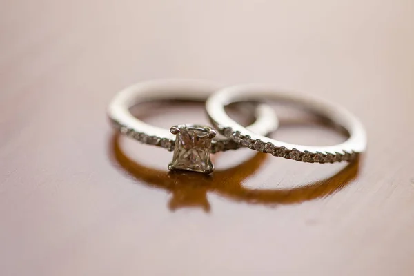 Anéis de casamento elegantes — Fotografia de Stock