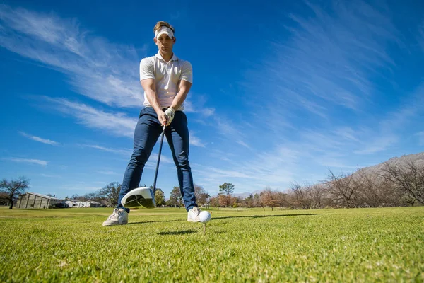 Golfista plánování jeho střelu pin — Stock fotografie