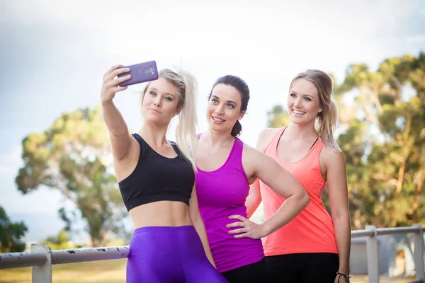 Trois femmes de fitness prenant un selfie — Photo