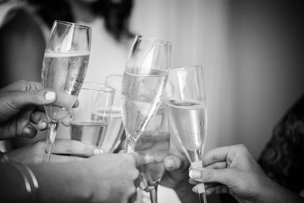 Folket jublar med champagne — Stockfoto