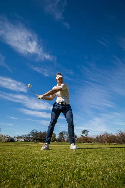 Golfista plánování jeho střelu pin — Stock fotografie