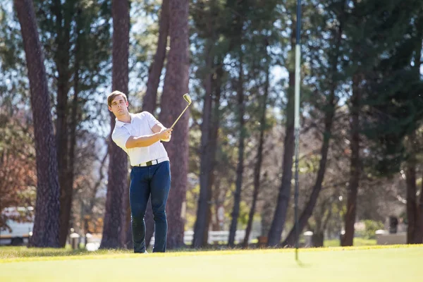 Golfista pianificando il suo colpo al perno — Foto Stock