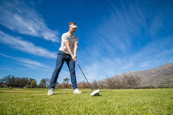 Golfista planowania jego strzał do pin — Zdjęcie stockowe