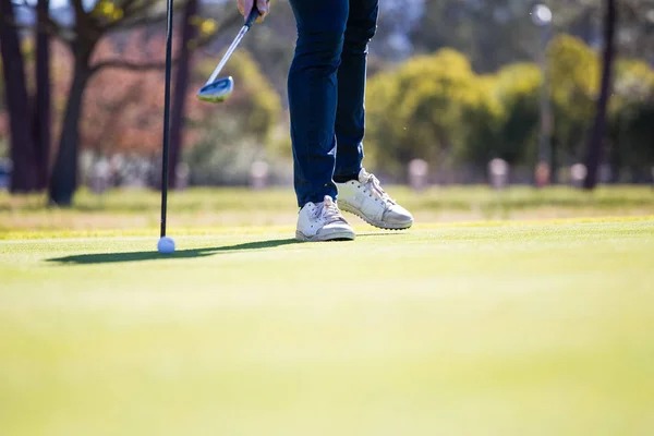 Golfista planowania jego strzał do pin — Zdjęcie stockowe