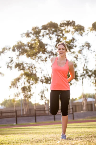 Atleta femenina calentándose — Foto de Stock