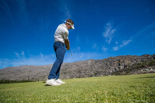 Golfer zijn schot op de stift van plan — Stockfoto