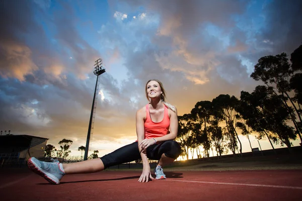 Atleta femenina calentándose — Foto de Stock