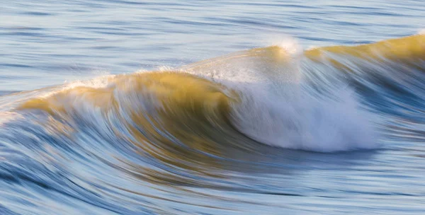 Wellen auf dem Ozean mit einem langsamen Verschluss eingefangen — Stockfoto