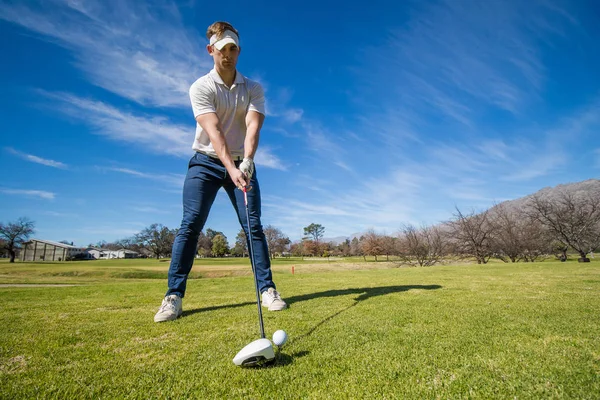 Golfista planeando su tiro al alfiler — Foto de Stock