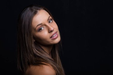 Çarpıcı esmer modeli 