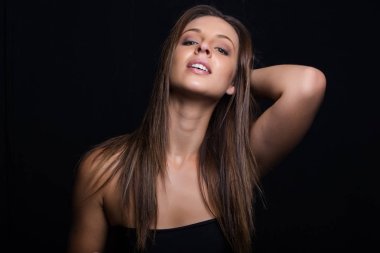 Çarpıcı esmer modeli 