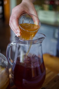 Adım adım nasıl Kombucha çayı