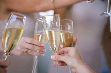 Şampanya ile tezahürat insanlar