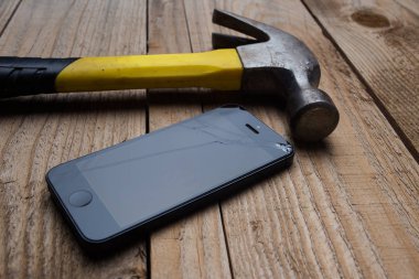 bir akıllı telefon ile çekiç 