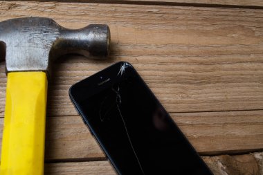 bir akıllı telefon ile çekiç 