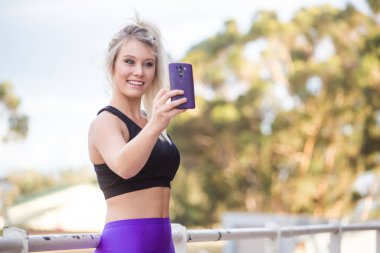 bir selfie alarak fitness modeli 
