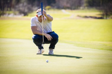 onun vuruş için PIN planlama golfçü