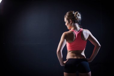 Genç fitness modeli