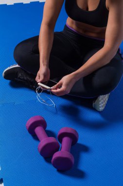 Akıllı telefon kullanan kadın 