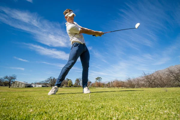 Golfista plánování jeho střelu pin — Stock fotografie