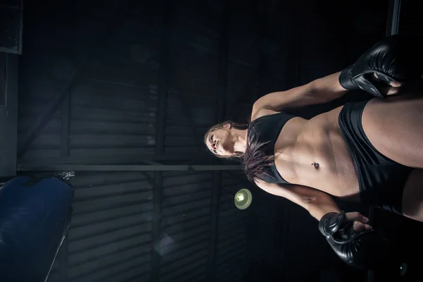 Boxeadora hembra golpeando un saco de boxeo — Foto de Stock